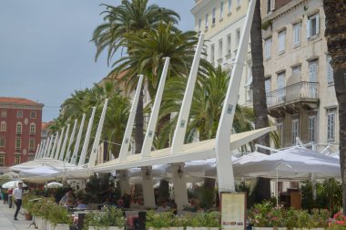 BÖLÜM, CROATIA - 15 Haziran 2019 'da Hırvatistan' ın Split kentindeki Riva gezinti güvertesi.