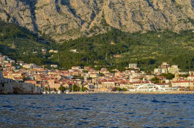 MAKARSKA, CROATIA - 17 Haziran 2019 'da Hırvatistan' ın Makarska kentinin deniz manzaralı panoramik manzarası.