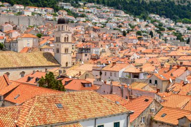 DUBROVNIK, CROATIA - 18 Haziran 2019 'da Dubrovnik kasabasının kırmızı çatıları. Game of Thrones 'un bazı bölümleri burada çekildi..
