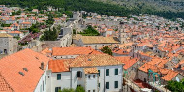 DUBROVNIK, CROATIA - 18 Haziran 2019 'da Dubrovnik kasabasının kırmızı çatıları. Game of Thrones 'un bazı bölümleri burada çekildi..