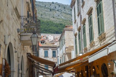 DUBROVNIK, CROATIA - 18 Haziran 2019 'da şehrin Dubrovnik kentindeki ana caddesi Stradun. Game of Thrones 'un bazı bölümleri burada çekildi..