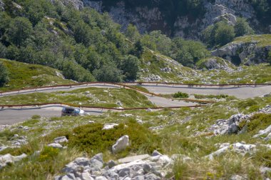 Hırvatistan 'ın Biokovo ulusal parkının en yüksek zirvesine (Aziz George) dar ve uç yol.