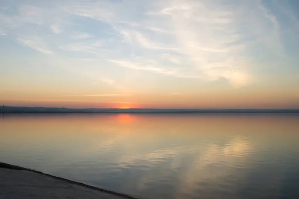 Schöner Roter Sonnenuntergang Über Dem See Zusammensetzung Der Natur — Stockfoto