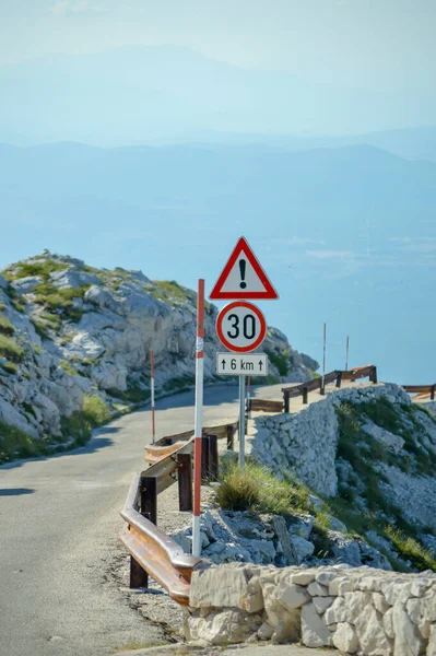 Hırvatistan 'ın Biokovo ulusal parkının en yüksek zirvesine (Aziz George) dar ve uç yol.
