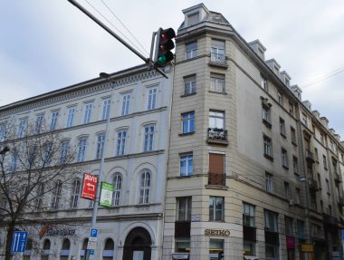 BUDAPEST, HUNGARY - 29 Aralık 2017: Budapeşte, Macaristan 'da Aziz Stephen Bazilikası yakınlarında yürüyüş.