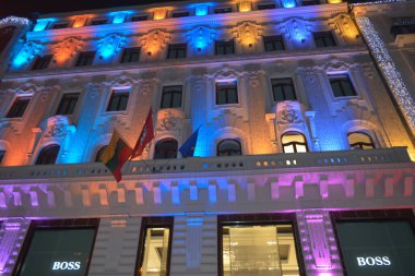 BUDAPEST, HUNGARY - 29 Aralık 2017: Budapeşte 'de gece caddesinde Noel süslemesi.