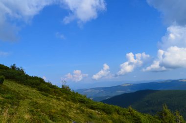 Hoverla 'dan panoramik manzara, Karpatya dağları, Ukrayna. Yatay açık hava çekimi