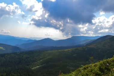 Hoverla 'dan panoramik manzara, Karpatya dağları, Ukrayna. Yatay açık hava çekimi
