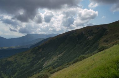 Hoverla 'dan panoramik manzara, Karpatya dağları, Ukrayna. Yatay açık hava çekimi