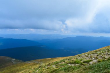 Hoverla 'dan panoramik manzara, Karpatya dağları, Ukrayna. Yatay açık hava çekimi