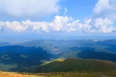 Hoverla 'dan panoramik manzara, Karpatya dağları, Ukrayna. Yatay açık hava çekimi