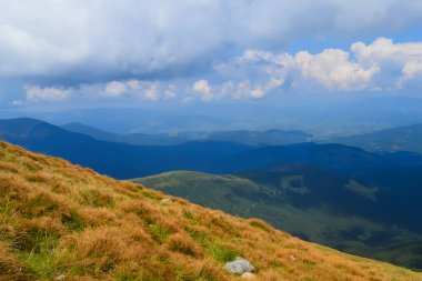 Hoverla 'dan panoramik manzara, Karpatya dağları, Ukrayna. Yatay açık hava çekimi