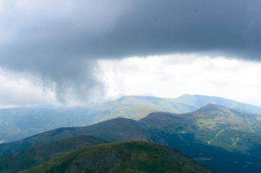 Hoverla 'dan panoramik manzara, Karpatya dağları, Ukrayna. Yatay açık hava çekimi