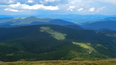 Hoverla 'dan panoramik manzara, Karpatya dağları, Ukrayna. Yatay açık hava çekimi