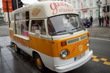BRÜKSEL, BELGIUM - 30 Aralık 2018: Belçika Waffle otobüs durağı 30 Aralık 2018. 