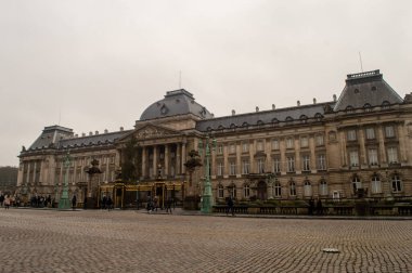 BRÜKSEL, BELGIUM - 30 Aralık 2018: Brüksel Kraliyet Sarayı, 30 Aralık 2018 'de Brüksel, Belçika' da kış mevsimi bulutlu. 