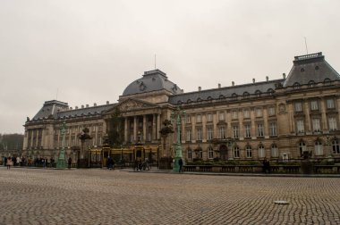 BRÜKSEL, BELGIUM - 30 Aralık 2018: Brüksel Kraliyet Sarayı, 30 Aralık 2018 'de Brüksel, Belçika' da kış mevsimi bulutlu. 