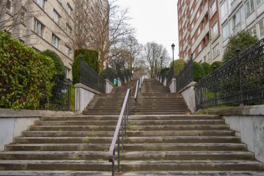 BRÜKSEL, BELGIUM - 29 Aralık 2018: 29 Aralık 2018 'de Brüksel' in bulutlu kış gününde Etterbeek ilçesindeki merdivenler.
