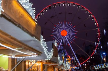 BRÜKSEL, BELGÜM - 31 Aralık 2018: Brüksel, Belçika 'da Noel Dönme Dolabının Gece Görüşü.