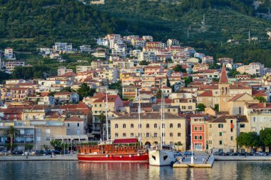 MAKARSKA, CROATIA - 11 Haziran 2019 'da Makarska, Dalmaçya, Hırvatistan' daki Makarska şehir merkezinin deniz manzarası. 