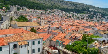 DUBROVNIK, CROATIA - 18 Haziran 2019 'da Dubrovnik kasabasının kırmızı çatıları.