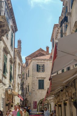 DUBROVNIK, CROATIA - 18 Haziran 2019 'da şehrin Dubrovnik' teki ana caddesi Stradun.