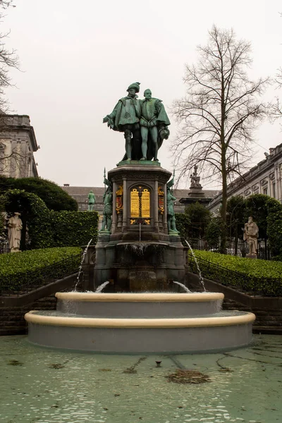 ブリュッセル ベルギー 2018年12月30日 ベルギーのブリュッセルにあるプチサブロン広場にあるエグモントとホーン伯爵像 — ストック写真