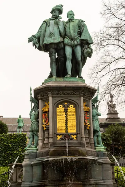 ブリュッセル ベルギー 2018年12月30日 ベルギーのブリュッセルにあるプチサブロン広場にあるエグモントとホーン伯爵像 — ストック写真