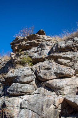 Uçurum kenarında mavi gökyüzünde kuru çimenler