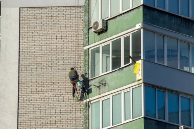 Endüstriyel dağcı bir binanın duvarında çatlaklar açıyor.