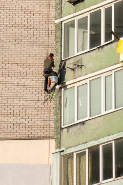 Endüstriyel dağcı bir binanın duvarında çatlaklar açıyor.