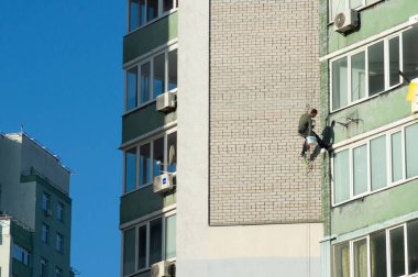 Endüstriyel dağcı bir binanın duvarında çatlaklar açıyor.