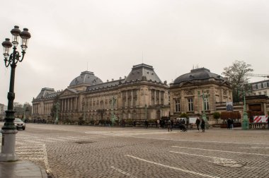 BRÜKSEL, BELGIUM - 30 Aralık 2018: Brüksel Kraliyet Sarayı, 30 Aralık 2018 'de Brüksel, Belçika' da kış mevsimi bulutlu. 