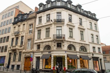 BRÜKSEL, BELGIUM - 30 Aralık 2018: 30 Aralık 2018 'de Brüksel, Belçika' daki Adalet Sarayı yakınlarındaki bina. 