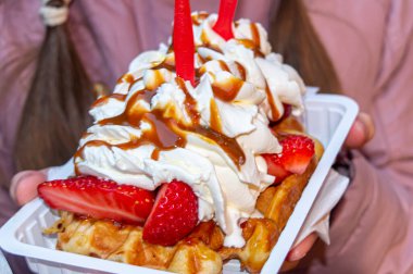 Brüksel, Belçika 'da Noel panayırında çilekli Belçika waffle' ı