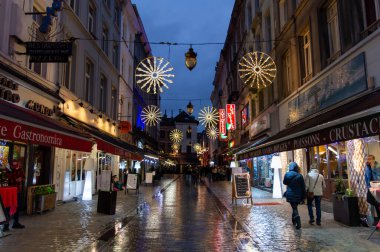 BRÜKSEL, BELGIUM - 1 Ocak 2019: Brüksel, Belçika 'da restoranları olan Gece Caddesi. 