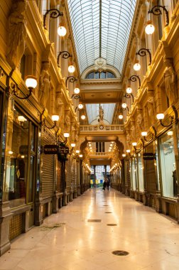 BRÜKSEL, BELGIUM - 1 Ocak 2019: Brüksel 'deki Galerie de la Reine' de Yürüyüş. 