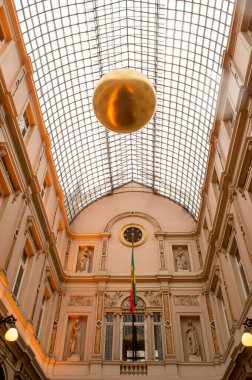 BRÜKSEL, BELGIUM - 1 Ocak 2019: Brüksel 'deki Galerie de la Reine' de Yürüyüş. 