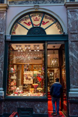 BRÜKSEL, BELGIUM - 1 Ocak 2019: Brüksel 'deki Galerie de la Reine' de çikolata dükkanı. 