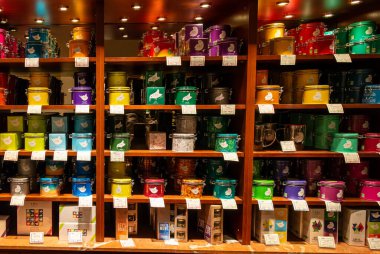 BRÜKSEL, BELGIUM - 1 Ocak 2019: Brüksel 'deki Galerie de la Reine' de çikolata dükkanı. 