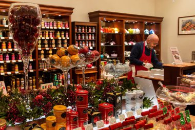 BRÜKSEL, BELGIUM - 1 Ocak 2019: Brüksel 'deki Galerie de la Reine' de çikolata dükkanı. 