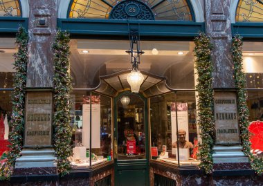 BRÜKSEL, BELGIUM - 1 Ocak 2019: Brüksel 'deki Galerie de la Reine' de çikolata dükkanı. 