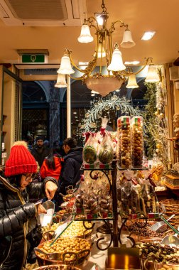 BRÜKSEL, BELGIUM - 1 Ocak 2019: Brüksel 'deki Galerie de la Reine' de çikolata dükkanı. 