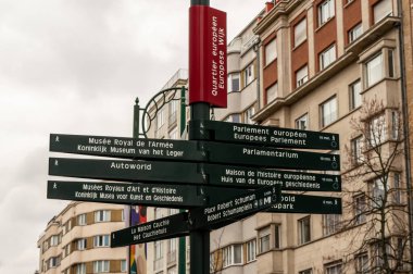 BRÜKSEL, BELGIUM - 3 Ocak 2019: 3 Ocak 2019 'da Brüksel' deki Avrupa hükümet binasına giden yol tabelası.