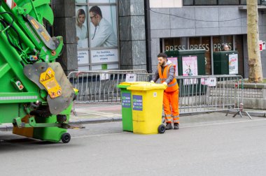 BRÜKSEL, BELGIUM - 3 Ocak 2019: 3 Ocak 2019 'da Brüksel' de Avrupa Komisyonu binası yakınlarında çöp toplama.