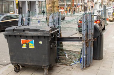BRÜKSEL, BELGIUM - 3 Ocak 2019: Avrupa Komisyonu binası yakınlarındaki çöp toplayıcısı.