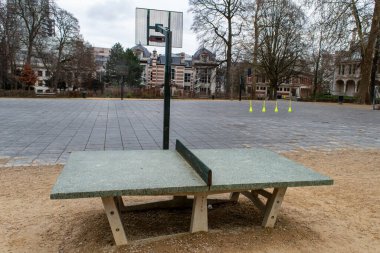 BRÜKSEL, BELGIUM - 3 HAZİRAN 2019: 3 Ocak 2019 'da Brüksel şehir merkezindeki Leopold Park' taki spor sahası.