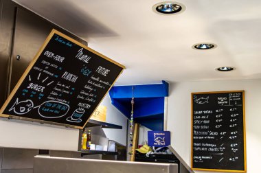 BRÜKSEL, BELGIUM - 3 Ocak 2019: 3 Ocak 2019 'da Brüksel' de Avrupa Parlamentosu bölgesi yakınlarında Noordzee deniz ürünleri restoranı menüsü.