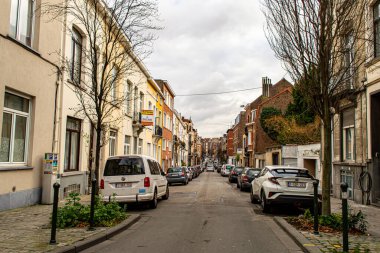 BRÜKSEL, BELGIUM - 3 Ocak 2019: 3 Ocak 2019 'da Brüksel' in Etterbeek ilçesinde yürüyen tipik Belçika evleri. 