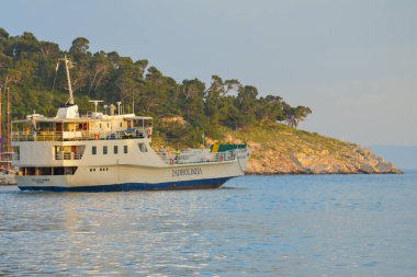 MAKARSKA, CROATIA - 16 Haziran 2019 'da Makarska, Dalmaçya, Hırvatistan' daki Makarska kentindeki balıkçı iskelesinden Brac adasına feribot kalkıyor. 